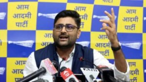 AAP विधायक गोपाल इटालिया पर जूता फेंका, हमलावर की लोगों ने की धुनाई; केजरीवाल ने BJP-कांग्रेस पर साधा निशाना