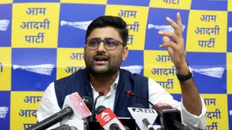 AAP विधायक गोपाल इटालिया पर जूता फेंका, हमलावर की लोगों ने की धुनाई; केजरीवाल ने BJP-कांग्रेस पर साधा निशाना