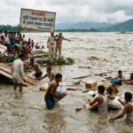नेपाल से बह रहा सामान बटोरने के लिए उफान में कूद रहे लोग, प्रशासन की चेतावनी बेअसर
